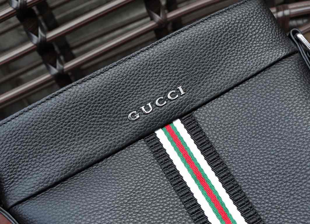 New arrival (model 33090-2)  Gucci gucci  Casual men's bag. Imported head layer cowhide , large capacity  relatively lightweight, simple and casual, sales champion. Going out traveling must take him, handsome full, and t