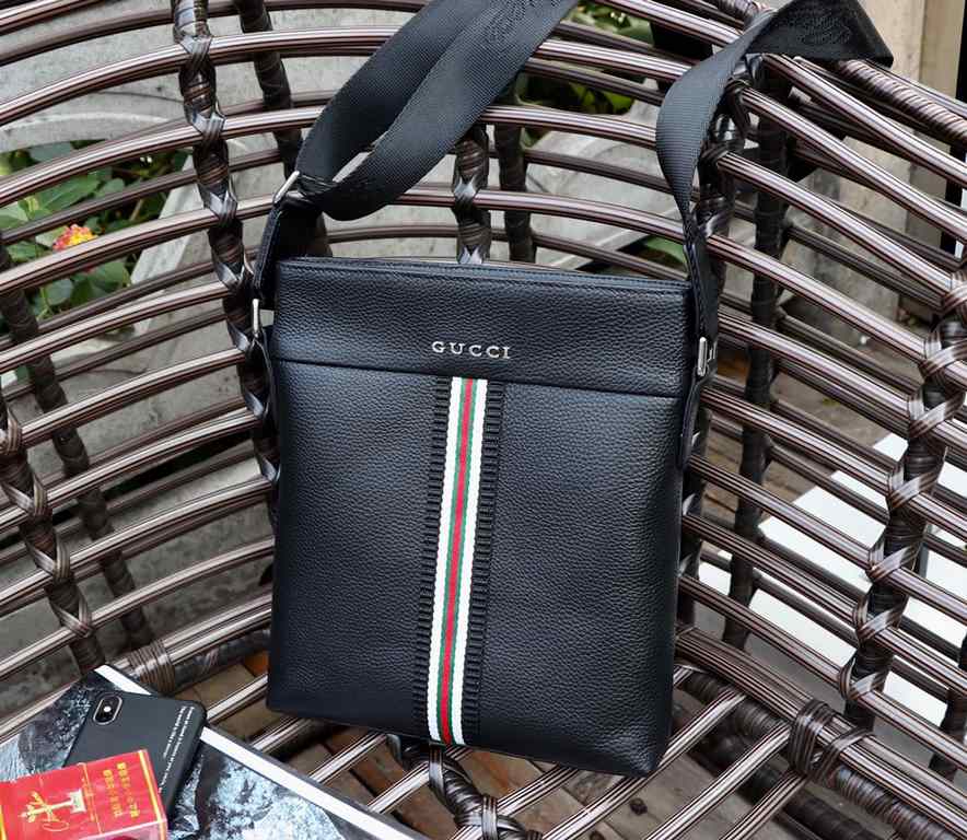 New arrival (model 33090-2)  Gucci gucci  Casual men's bag. Imported head layer cowhide , large capacity  relatively lightweight, simple and casual, sales champion. Going out traveling must take him, handsome full, and t