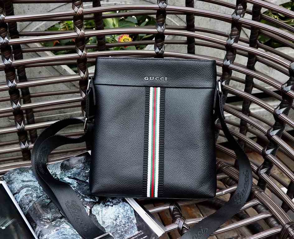 New arrival (model 33090-2)  Gucci gucci  Casual men's bag. Imported head layer cowhide , large capacity  relatively lightweight, simple and casual, sales champion. Going out traveling must take him, handsome full, and t