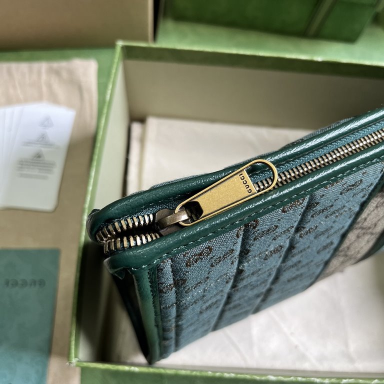 .   with full original green box packaging  Mini GG Canvas Clutch Bag.Gucci's small leather accessories push the boundaries of design and continue to reinterpret classic travel pieces in a personalized way. This men's cl