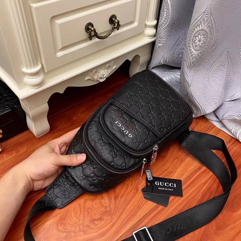 Gucci   ￥ soft embossed leather production, lightweight chest bag, close to the casual, put a small object is particularly convenient and does not take up space, the longest adjustable shoulder strap to 115cm, the size o