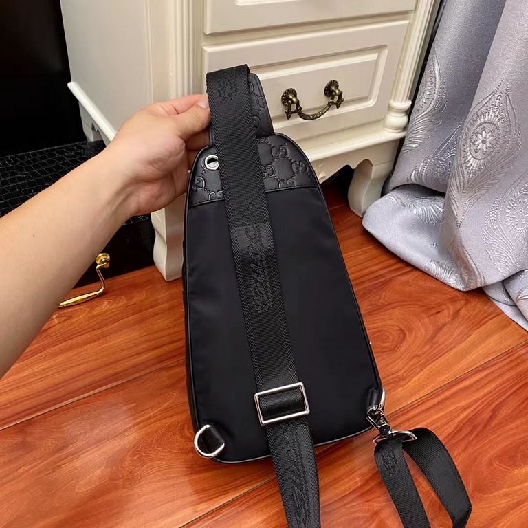 Gucci   ￥ soft embossed leather production, lightweight chest bag, close to the casual, put a small object is particularly convenient and does not take up space, the longest adjustable shoulder strap to 115cm, the size o