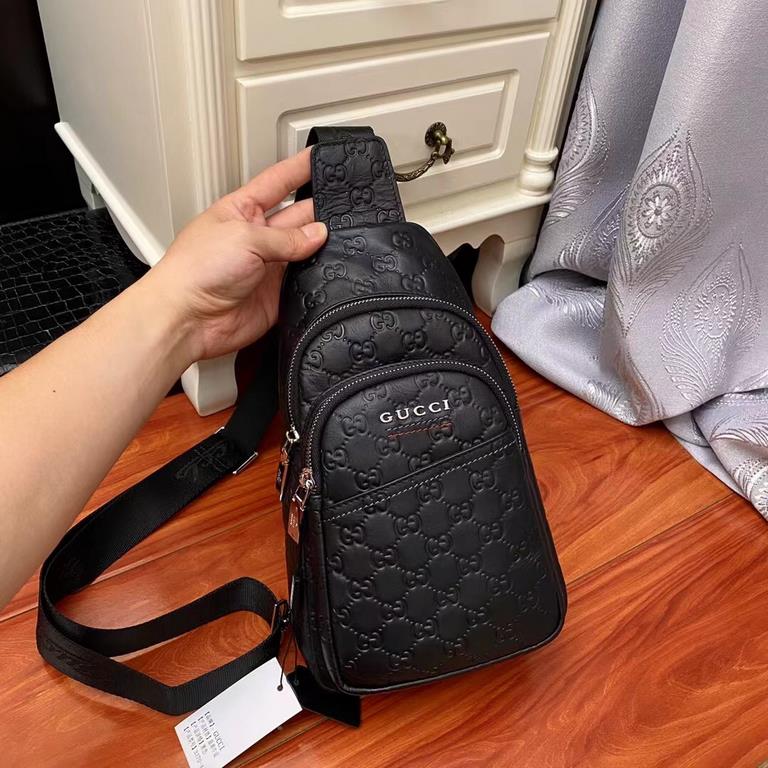 Gucci   ￥ soft embossed leather production, lightweight chest bag, close to the casual, put a small object is particularly convenient and does not take up space, the longest adjustable shoulder strap to 115cm, the size o