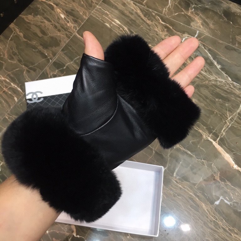 Chanel new women's half-finger gloves sheepskin chain Leather ultra-thin, soft and comfortable, especially show the shape of the hand    texture superb!Size M L