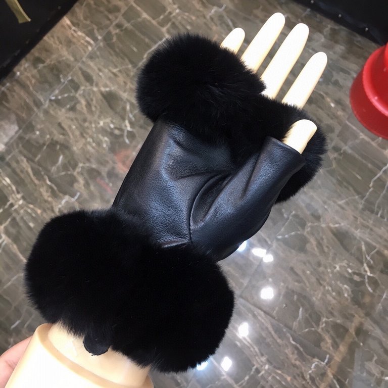 Chanel new women's half-finger gloves sheepskin chain Leather ultra-thin, soft and comfortable, especially show the shape of the hand    texture superb!Size M L