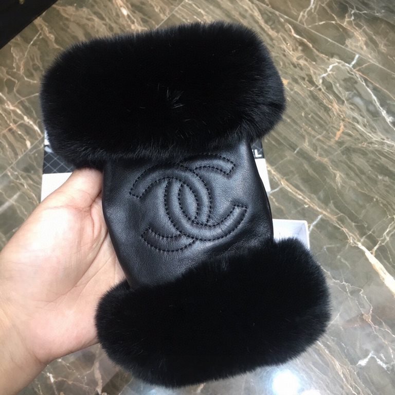 Chanel new women's half-finger gloves sheepskin chain Leather ultra-thin, soft and comfortable, especially show the shape of the hand    texture superb!Size M L