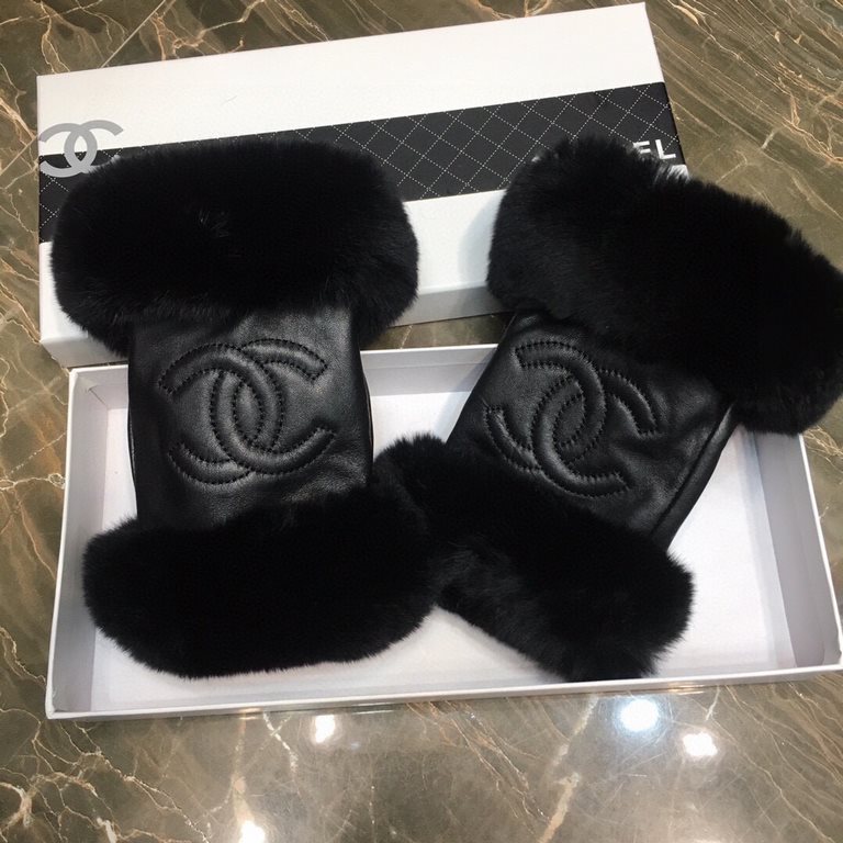 Chanel new women's half-finger gloves sheepskin chain Leather ultra-thin, soft and comfortable, especially show the shape of the hand    texture superb!Size M L