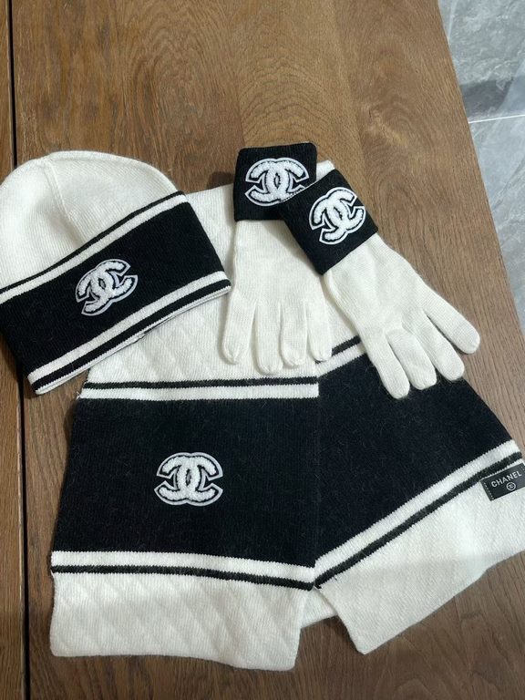 White colorHat  scarf  gloves  So good looking  , a must-have for this season, soft and comfortable, i.e. warm and stylish!