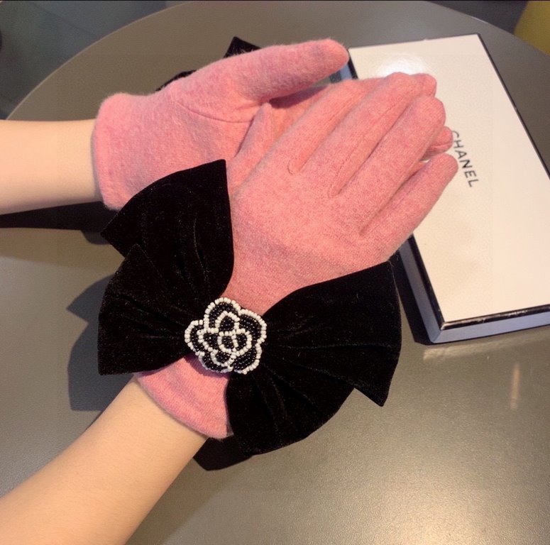 Chanel Chanel counter new wool gloves, beaded camellia   big bow   fashion gloves, fall and winter warm padded lining, super whine bow  , on the hand super comfortable and soft, versatile! average size