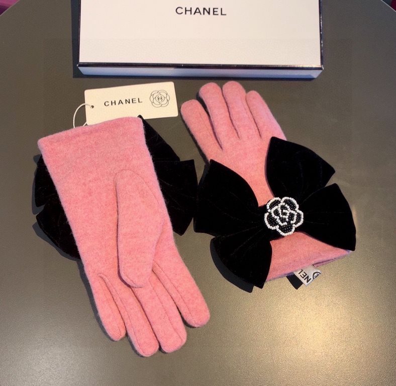 Chanel Chanel counter new wool gloves, beaded camellia   big bow   fashion gloves, fall and winter warm padded lining, super whine bow  , on the hand super comfortable and soft, versatile! average size