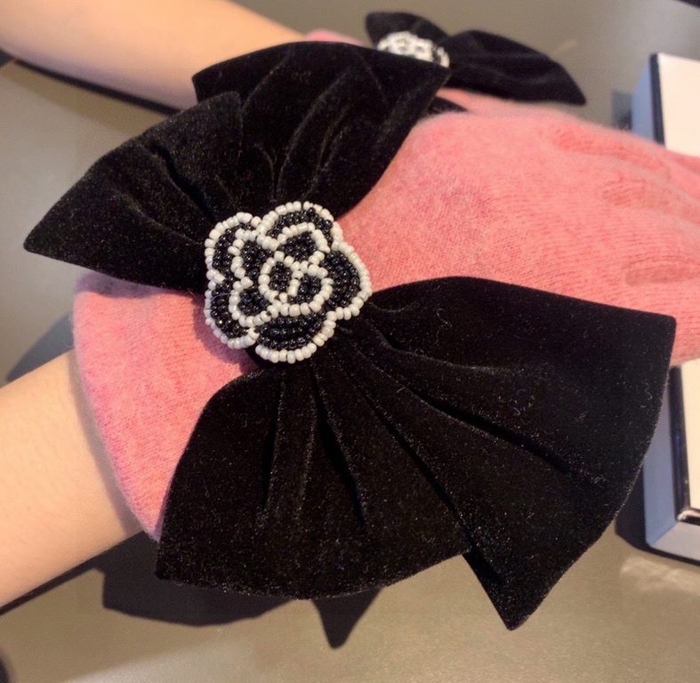 Chanel Chanel counter new wool gloves, beaded camellia   big bow   fashion gloves, fall and winter warm padded lining, super whine bow  , on the hand super comfortable and soft, versatile! average size