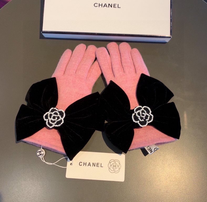 Chanel Chanel counter new wool gloves, beaded camellia   big bow   fashion gloves, fall and winter warm padded lining, super whine bow  , on the hand super comfortable and soft, versatile! average size