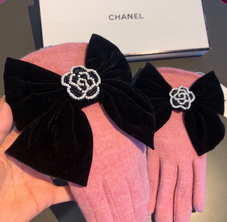 Chanel Chanel counter new wool gloves, beaded camellia   big bow   fashion gloves, fall and winter warm padded lining, super whine bow  , on the hand super comfortable and soft, versatile! average size