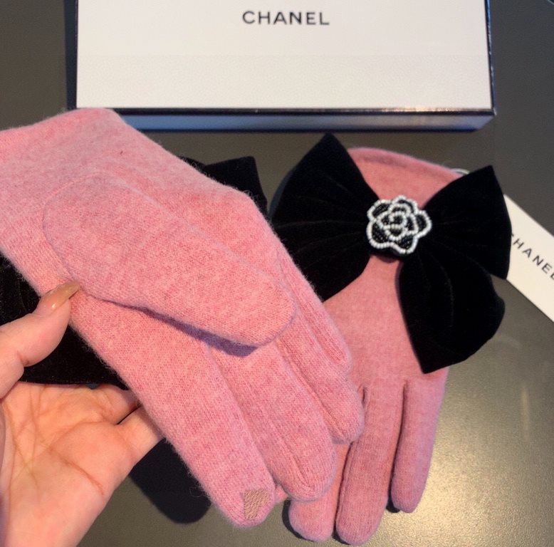 Chanel Chanel counter new wool gloves, beaded camellia   big bow   fashion gloves, fall and winter warm padded lining, super whine bow  , on the hand super comfortable and soft, versatile! average size