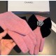 Chanel Chanel counter new wool gloves, beaded camellia   big bow   fashion gloves, fall and winter warm padded lining, super whine bow  , on the hand super comfortable and soft, versatile! average size