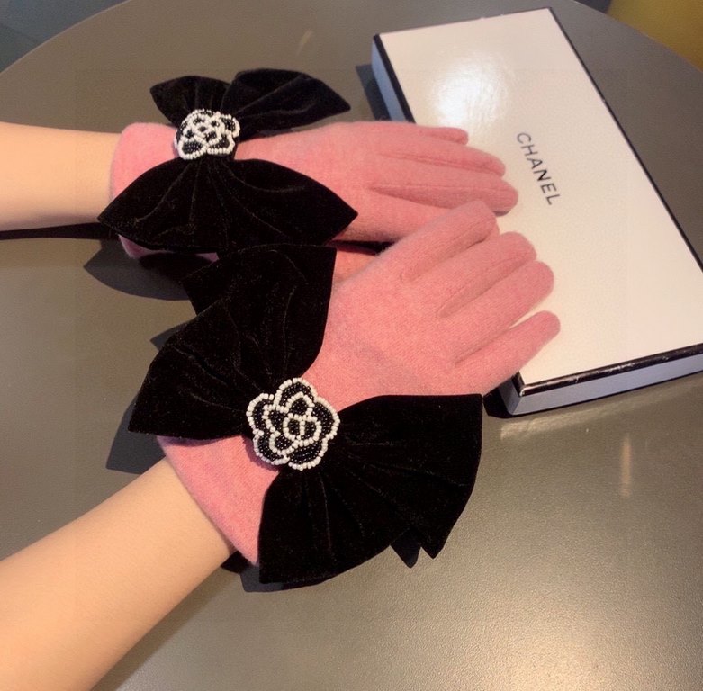 Chanel Chanel counter new wool gloves, beaded camellia   big bow   fashion gloves, fall and winter warm padded lining, super whine bow  , on the hand super comfortable and soft, versatile! average size