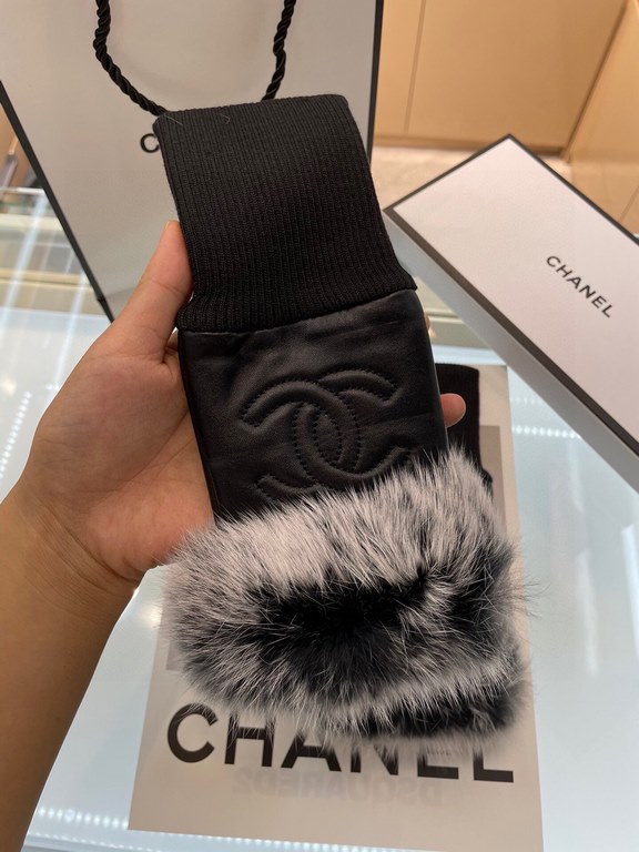 Chanel Chanel fall and winter short lazy rabbit hair gloves   worth comparing     the same paragraph of different quality, kill the market poor product, imported first-class sheepskin  lazy rabbit hair lining padded hand