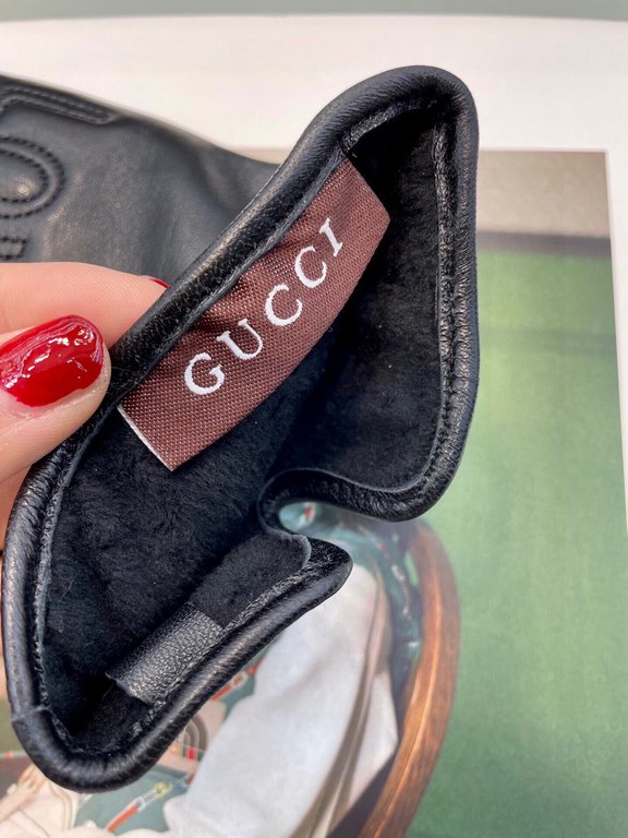 GUCCI new men's leather gloves, imported from Ethiopia touch screen sheepskin, the back of the hand at the personalized LOGO design, GUCCI and LOVED, small openings at the wrist to adjust the size of the total to allow y