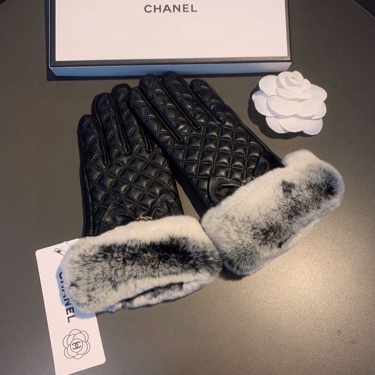 .Chanel Chanel 2022 fall and winter lazy rabbit hair messy embroidery   Sheepskin gloves   mobile touch screen, worth comparing    the same paragraph of different qualities, kill the market poor products, imported first-