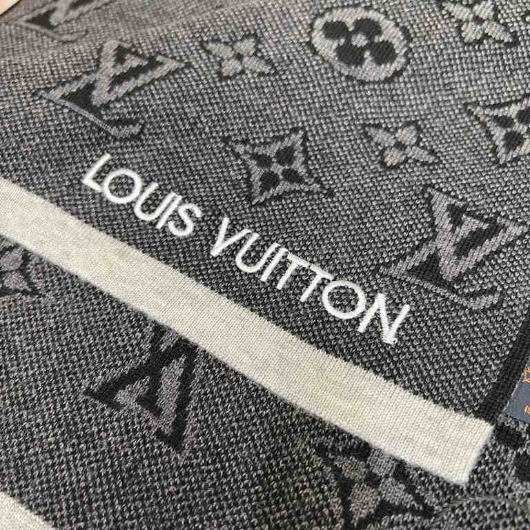 Men's Benefits The 3D Monogram Scarf is a modern, color-blocked take on Louis Vuitton's classic elements, knitted with the finest craftsmanship. Pair it with the matching knit cap and touchscreen gloves for a harmonious 