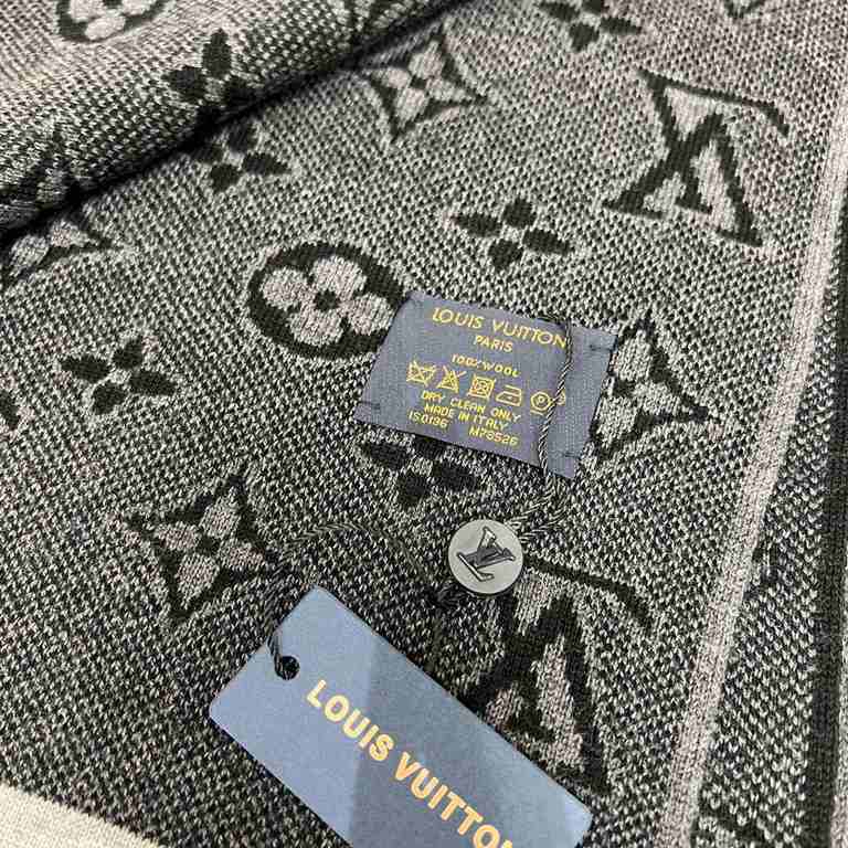 Men's Benefits The 3D Monogram Scarf is a modern, color-blocked take on Louis Vuitton's classic elements, knitted with the finest craftsmanship. Pair it with the matching knit cap and touchscreen gloves for a harmonious 