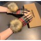 With packagingBurberry BURBERRY counter new large fox fur ball   wool gloves   fashion gloves, fall and winter warm padded lining, classic plaid, on the hand super comfortable and soft,   versatile! average size