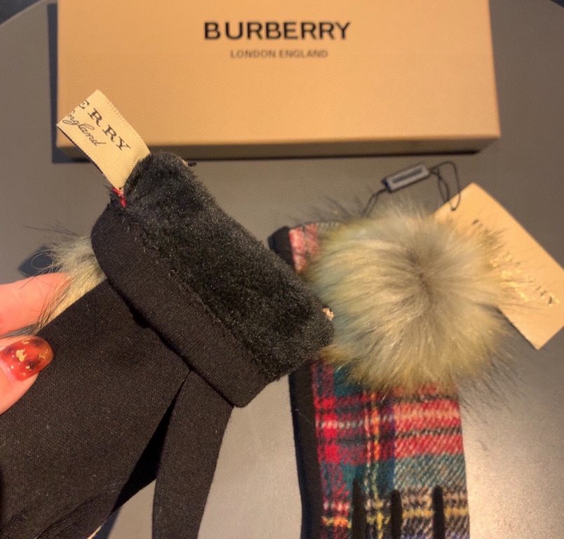 With packagingBurberry BURBERRY counter new large fox fur ball   wool gloves   fashion gloves, fall and winter warm padded lining, classic plaid, on the hand super comfortable and soft,   versatile! average size