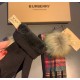 With packagingBurberry BURBERRY counter new large fox fur ball   wool gloves   fashion gloves, fall and winter warm padded lining, classic plaid, on the hand super comfortable and soft,   versatile! average size