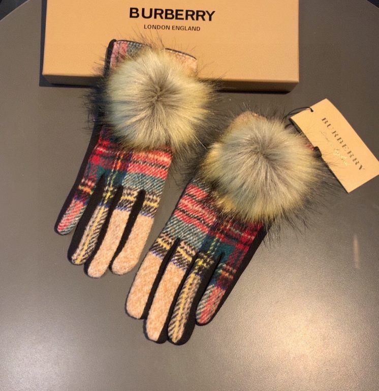 With packagingBurberry BURBERRY counter new large fox fur ball   wool gloves   fashion gloves, fall and winter warm padded lining, classic plaid, on the hand super comfortable and soft,   versatile! average size