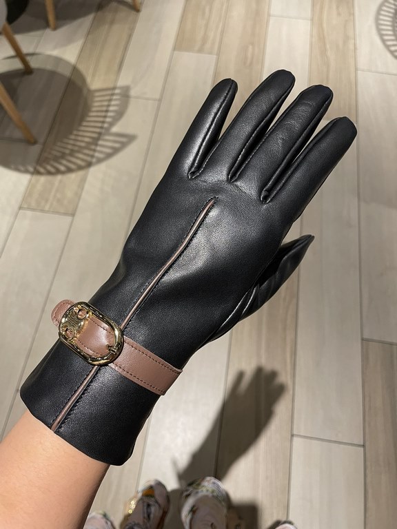 Celine Celine fall and winter new women's gloves official website synchronization    color matching series highlights the mature charm of imported sheepskin leather ultra-thin soft and comfortable version of the positive