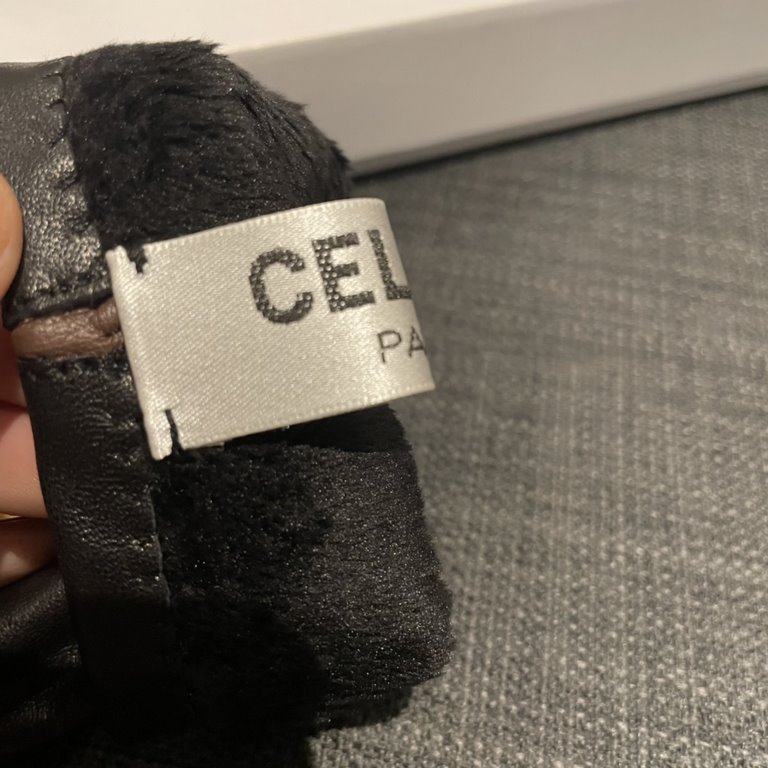 Celine Celine fall and winter new women's gloves official website synchronization    color matching series highlights the mature charm of imported sheepskin leather ultra-thin soft and comfortable version of the positive