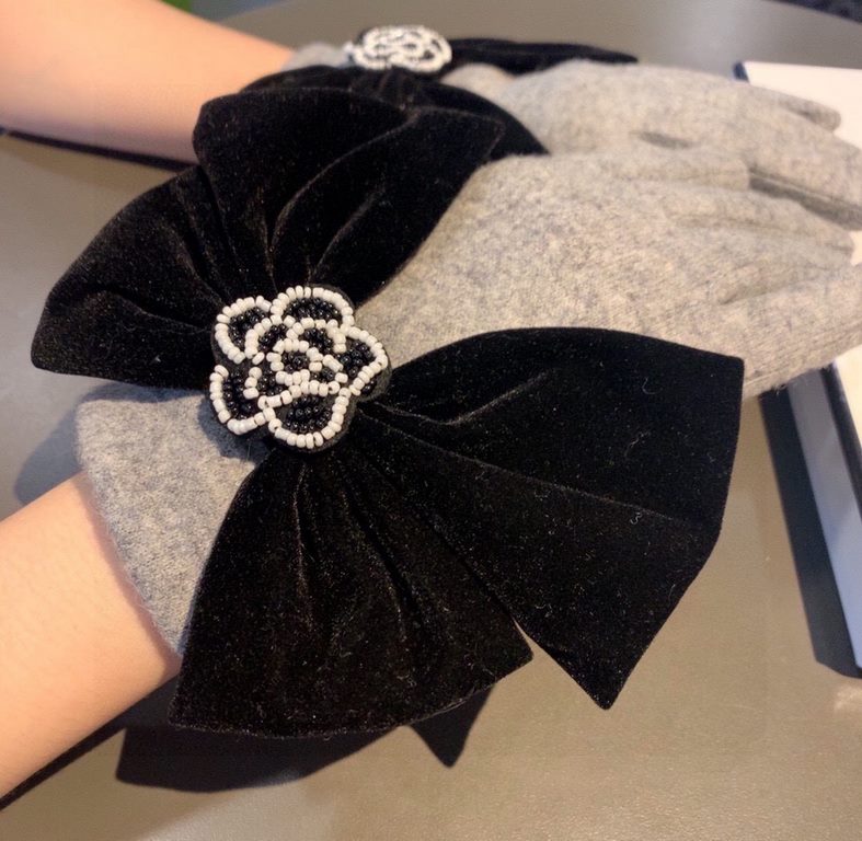 Chanel Chanel counter new wool gloves, beaded camellia   big bow   fashion gloves, fall and winter warm padded lining, super whine bow  , on the hand super comfortable and soft, versatile! average size