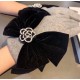 Chanel Chanel counter new wool gloves, beaded camellia   big bow   fashion gloves, fall and winter warm padded lining, super whine bow  , on the hand super comfortable and soft, versatile! average size