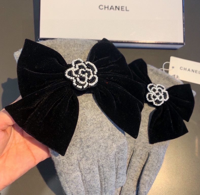 Chanel Chanel counter new wool gloves, beaded camellia   big bow   fashion gloves, fall and winter warm padded lining, super whine bow  , on the hand super comfortable and soft, versatile! average size