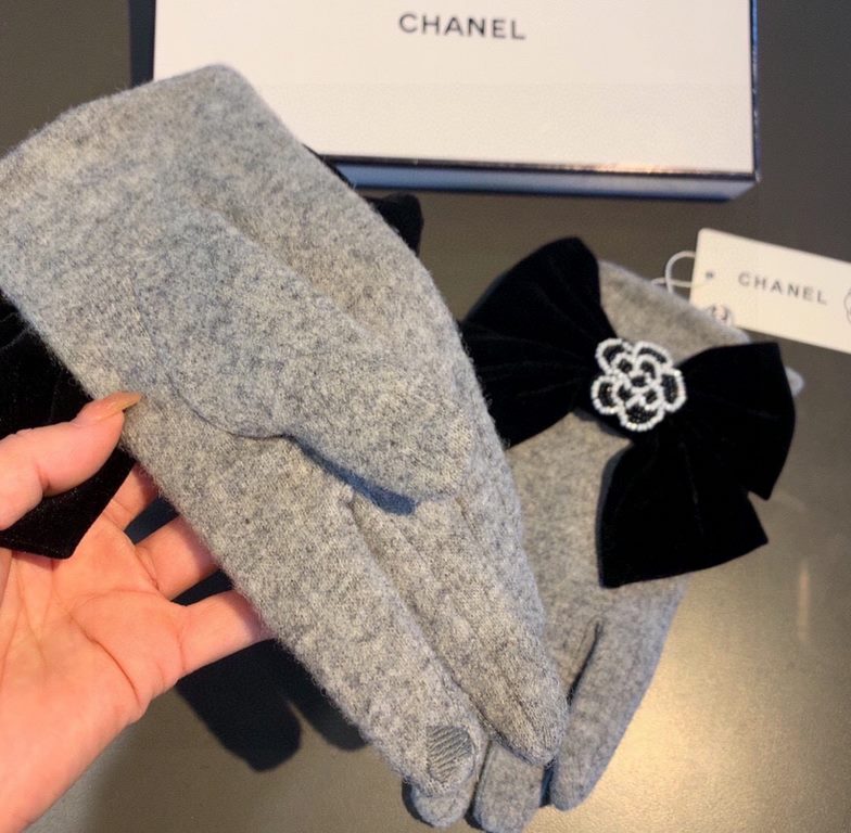 Chanel Chanel counter new wool gloves, beaded camellia   big bow   fashion gloves, fall and winter warm padded lining, super whine bow  , on the hand super comfortable and soft, versatile! average size