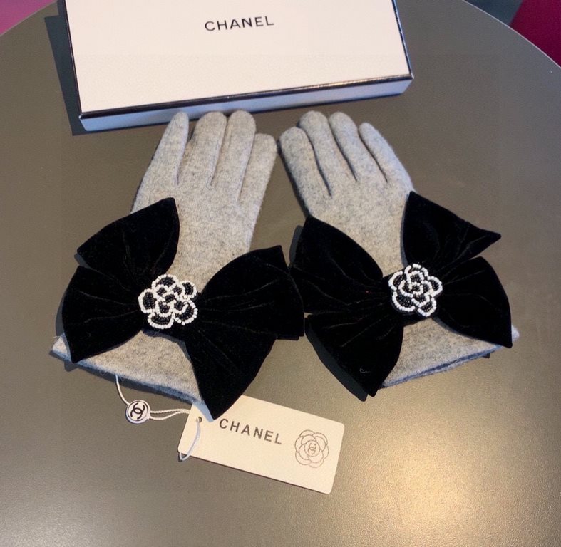 Chanel Chanel counter new wool gloves, beaded camellia   big bow   fashion gloves, fall and winter warm padded lining, super whine bow  , on the hand super comfortable and soft, versatile! average size