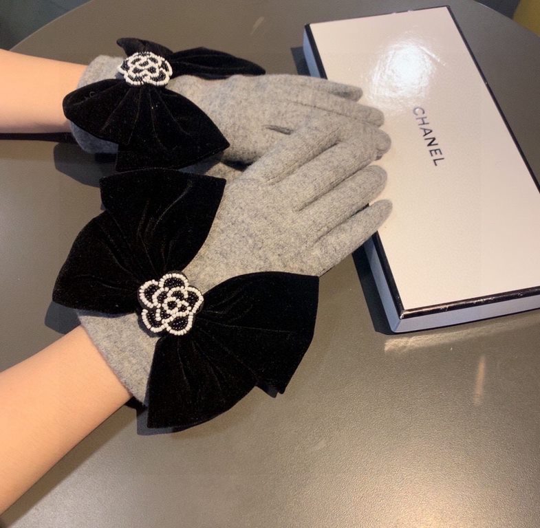 Chanel Chanel counter new wool gloves, beaded camellia   big bow   fashion gloves, fall and winter warm padded lining, super whine bow  , on the hand super comfortable and soft, versatile! average size