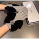 Chanel Chanel counter new wool gloves, beaded camellia   big bow   fashion gloves, fall and winter warm padded lining, super whine bow  , on the hand super comfortable and soft, versatile! average size