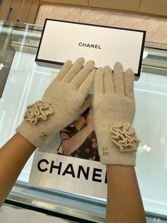 Chanel new cashmere knitted gloves   100% cashmere on the hand that is warm   This section is made of natural high-quality cashmere soft warm and comfortable 7GG double yarn handmade flat knitting handmade non-marking se