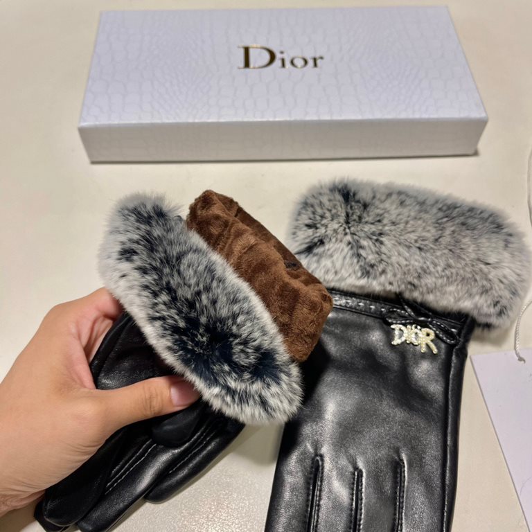 DIOR Dior 2021 fall and winter lazy rabbit hair touch screen gloves   goddesses set of beauty must have   single product, worth comparing    the same paragraph of different quality, kill the market poor product,   lazy r