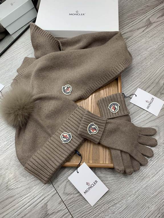 Masked mouth. [Three-piece wool suit fox hair hat  scarf  gloves] classic suit hat! Warm and super comfortable ~ winter Miss ageing artifacts Oh ~ this winter you are just short of such a set of suit hat la ~ and warm an