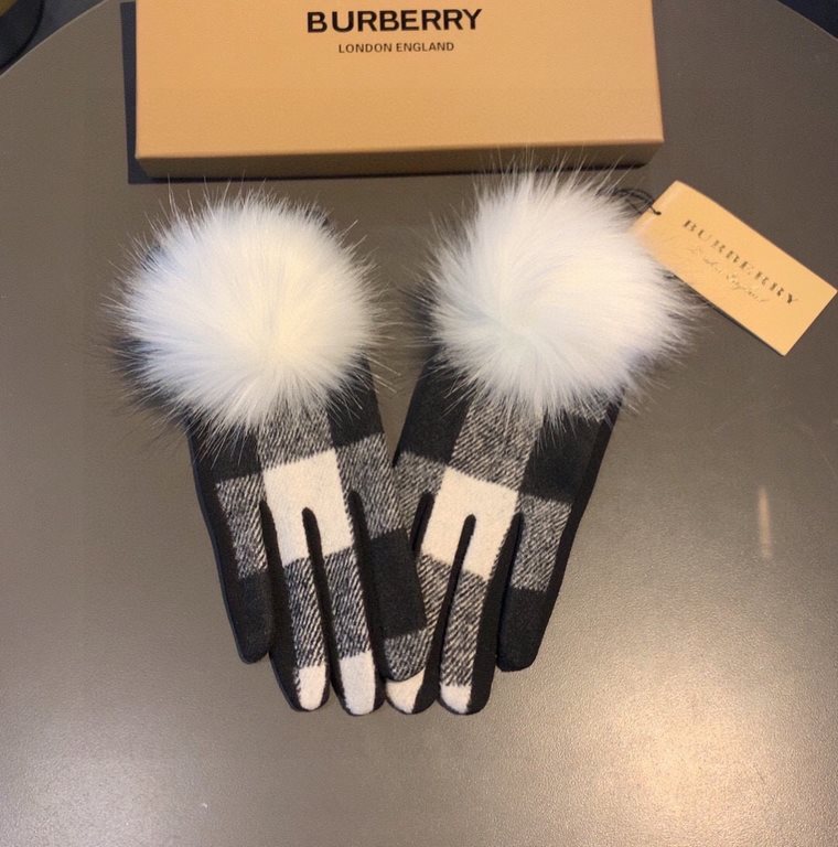 With packagingBurberry BURBERRY counter new large fox fur ball   wool gloves   fashion gloves, fall and winter warm padded lining, classic plaid, on the hand super comfortable and soft,   versatile! average size