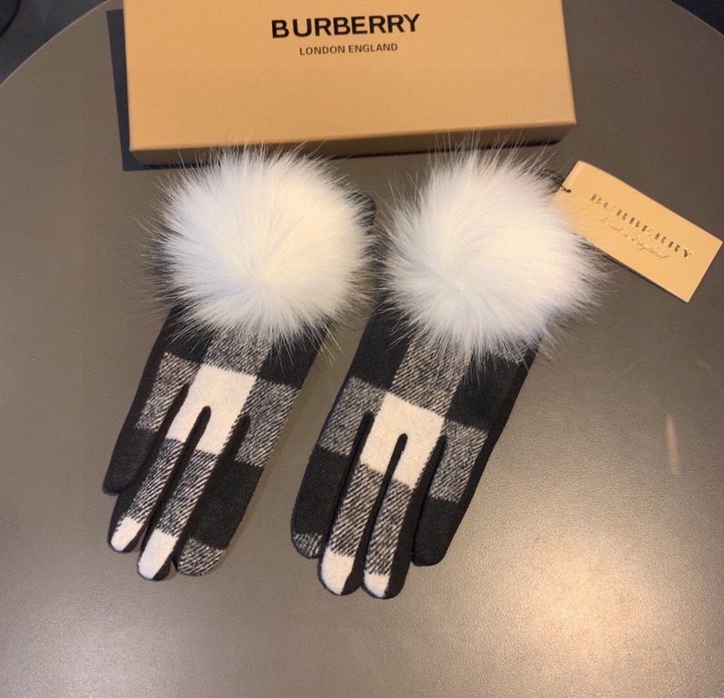 With packagingBurberry BURBERRY counter new large fox fur ball   wool gloves   fashion gloves, fall and winter warm padded lining, classic plaid, on the hand super comfortable and soft,   versatile! average size