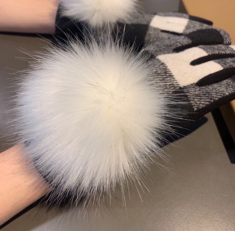 With packagingBurberry BURBERRY counter new large fox fur ball   wool gloves   fashion gloves, fall and winter warm padded lining, classic plaid, on the hand super comfortable and soft,   versatile! average size