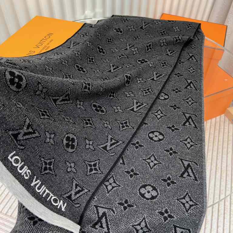 Men's Benefits The 3D Monogram Scarf is a modern, color-blocked take on Louis Vuitton's classic elements, knitted with the finest craftsmanship. Pair it with the matching knit cap and touchscreen gloves for a harmonious 