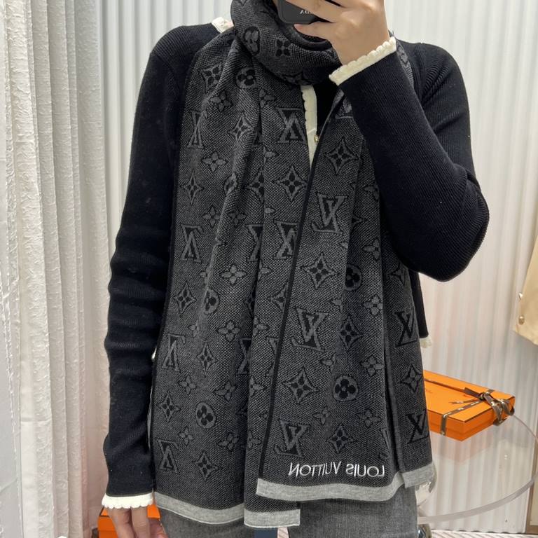 Men's Benefits The 3D Monogram Scarf is a modern, color-blocked take on Louis Vuitton's classic elements, knitted with the finest craftsmanship. Pair it with the matching knit cap and touchscreen gloves for a harmonious 