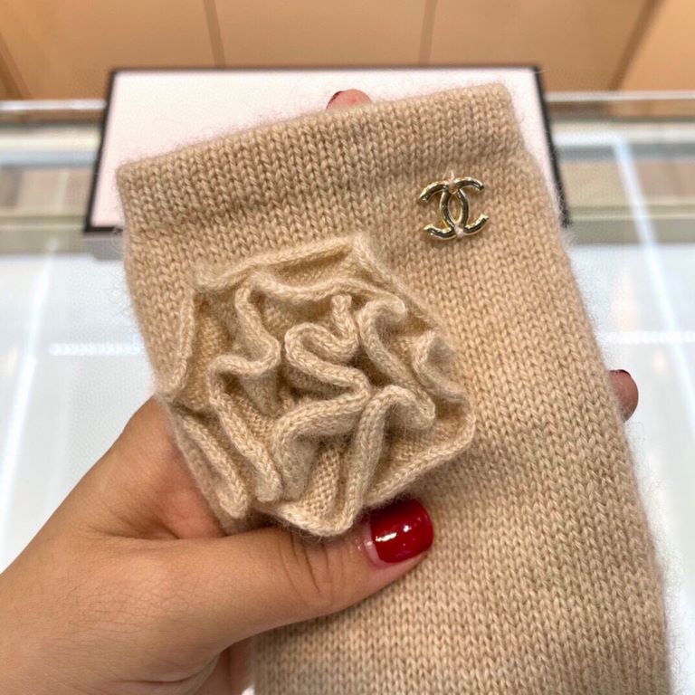 Chanel new cashmere knitted gloves   100% cashmere on the hand that is warm   This section is made of natural high-quality cashmere soft warm and comfortable 7GG double yarn handmade flat knitting handmade non-marking se