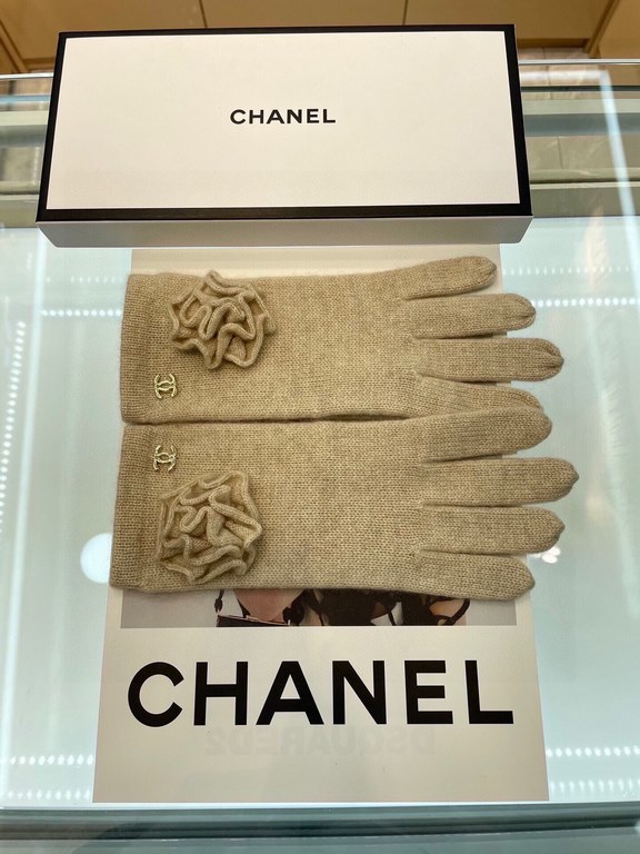 Chanel new cashmere knitted gloves   100% cashmere on the hand that is warm   This section is made of natural high-quality cashmere soft warm and comfortable 7GG double yarn handmade flat knitting handmade non-marking se