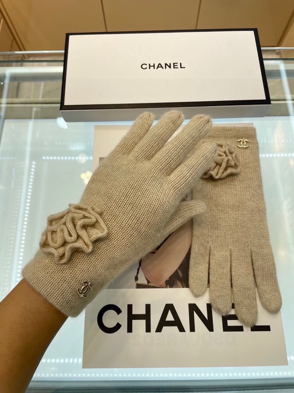 Chanel new cashmere knitted gloves   100% cashmere on the hand that is warm   This section is made of natural high-quality cashmere soft warm and comfortable 7GG double yarn handmade flat knitting handmade non-marking se