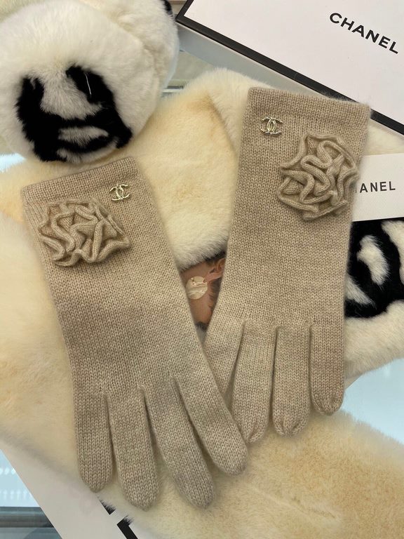 Chanel new cashmere knitted gloves   100% cashmere on the hand that is warm   This section is made of natural high-quality cashmere soft warm and comfortable 7GG double yarn handmade flat knitting handmade non-marking se